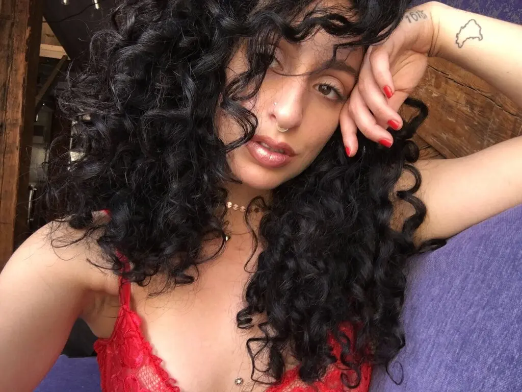 AlejandraCamilla's live cam