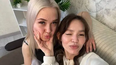 AngelynAndClaret's live cam