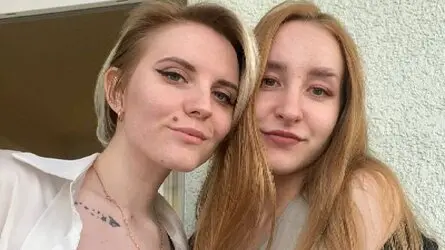 AnnaAndKristen's live cam