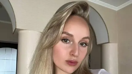 CarolineYezek's live cam