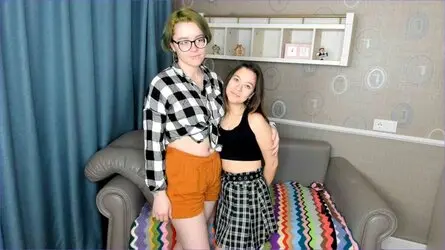 IsabelAndLexi's live cam